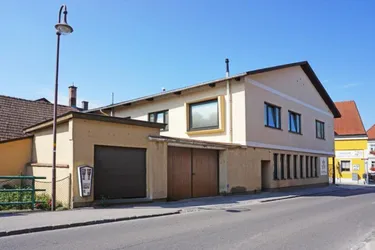 Wohn- und Geschäftshaus mit Nebengebäuden und Garten im Ortszentrum von Maria Anzbach