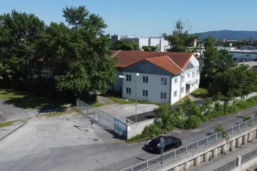 Teilanmietung möglich - (Produktions-) Lagerhalle mit Büro- &amp; Gewerbeflächen auf großem Areal