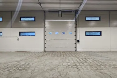(Produktions-) Lagerhalle mit guter Zufahrt &amp; elektrischem Rolltor direkt an der B17
