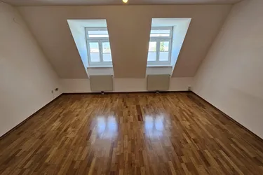 Traumhafter Weitblick - Dachgeschoss-Mietwohnung mit Panoramalift in Bahnhofsnähe