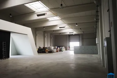 Derzeit bis zu 2.000 m² möglich - IDEAL gelegene ca. 7-8m hohe Halle(n) - mieterspezifische Wünsche (Kran etc.) auf Anfrage!