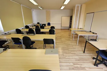 Gut gelegenes Büro in der Nähe von der Auge Gottes Kreuzung (Top 8)