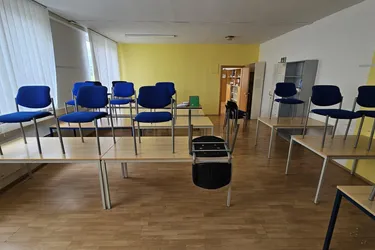 Gut aufgeteilte Büro-/ Schulungsflächen im 1. Stock mit Parkplatz-Option in Zentrumsrandlage (Top 6)