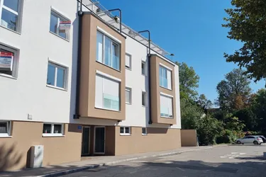 Barrierefreie Mietwohnung mit überdachten PKW-Abstellplatz in zentraler Lage