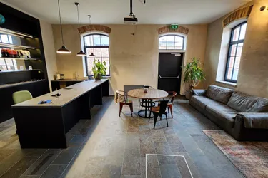 Modernes (Großraum-) Büro im LOFT-Stil mit großzügigem Parkplatz-Areal