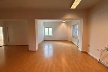 Helles Büro mit Einbauküche im Zehnerviertel – nahe dem Wr. Neustädter Hauptbahnhof