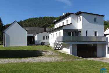 Großes Grundstück mit zwei Häusern und Gasthaus im Zentrum von Wiesen