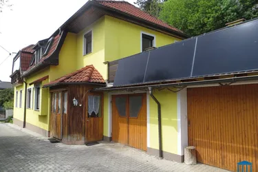 Wohnhaus mit Nebengebäuden in Höflein an der Hohen Wand