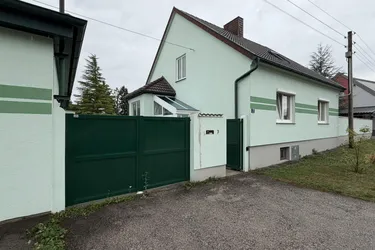 Gepflegtes Wohnhaus mit Nebengebäude inkl. Garage - Wohnrecht vorhanden (ca. 90 J.)!