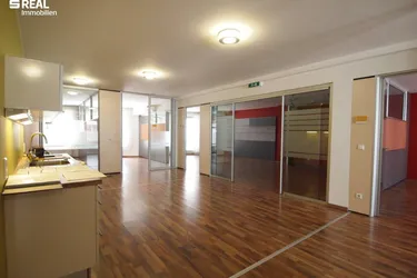 Exklusives 186m² Büro in der Fußgängerzone, ruhig, sonnig und mit bis zu 4 Parkplätzen möglich!
