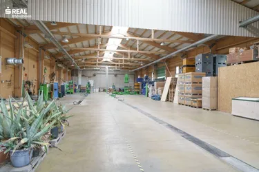 Moderne 1.620m² Lager- Produktionshalle in Autobahnnähe mit 519m² Wohn-/Bürogebäude und 273m² Keller!