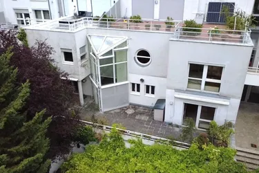 Exklusives Reihenhaus - Wohnen mit Terrasse, Pool und Tiefgarage
