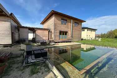 PREISREDUKTION! Autark leben im Lehm-Holz-Haus – mit 30 kWp PV &amp; Naturpool
