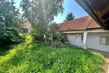 Ländliches Paradies - Sanierungsbedürftiges Landhaus auf großem Grundstück!