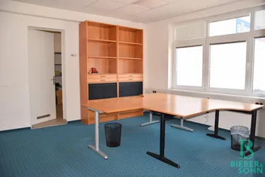 Modern ausgestattetes Büro mit Lagerraum
