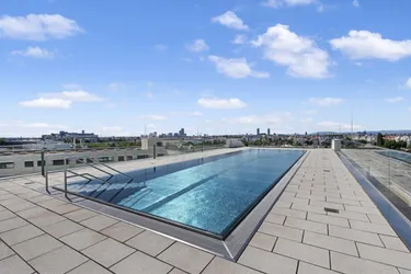 Koffer packen und einziehen! Moderne Dreizimmerwohnung mit Balkon, Dachpool &amp; Fitnessbereich und Sauna