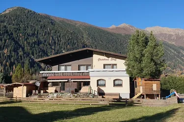 Grüßes Wohnhaus mit 4 Ferienwohnungen in schöner Lage!