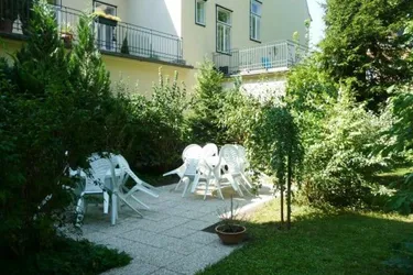 Expose 1-Zimmer-Altbauwohnung mit ca. 15 m² großen Terrasse im Helenental mit Gemeinschaftsgarten!