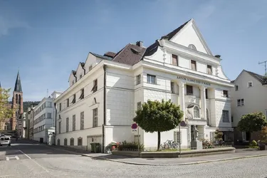 Stilvolle 2-Zimmer-Altbauwohnung in der ehemaligen Bregenzer Nationalbank – Exklusives Wohnen im Herzen der Fußgängerzone