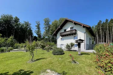 Saniertes Einfamilienhaus mit idyllischem Garten in Waldrandlage