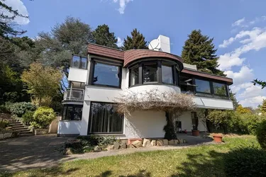 1170 AM HEUBERG: GROßZÜGIGER FAMILIENWOHNSITZ MIT INDOORPOOL, WELLNESS, GARTEN &amp; WIEN-BLICK