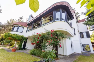 GROßZÜGIGER FAMILIENWOHNSITZ AM HEUBERG IN RUHELAGE MIT INDOORPOOL, WELLNESS, GARTEN &amp; WIEN-BLICK