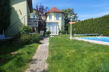 Schönes Wohnhaus mit Pool in Aussichtslage