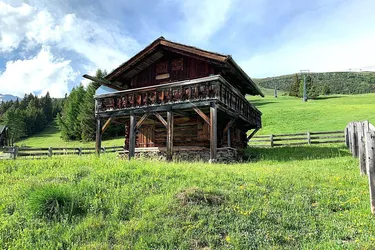 Alpine Hideaway über den Lienzer Dolomiten / Exklusive Freizeitwohnsitz-Berghütte in Panoramalage am Zettersfeld