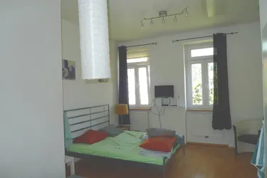 Helle, ruhig gelegene 1-Zimmer-Wohnung im Altbau und Grünblick in den Innenhof