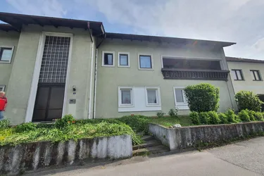 Großzügige Haushälfte mit Garten, Balkonen, Garage und Carports nahe St. Pölten