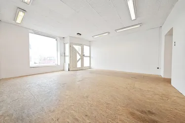 100m² Geschäftslokal/Büro bei Korneuburg Ost | Parkplätze vor der Türe
