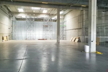 1.070m² Halle mit eigener Rampe | Parkplätze verfügbar | optionale Büros zwischen ca. 36m² und 1.000m² am Standort
