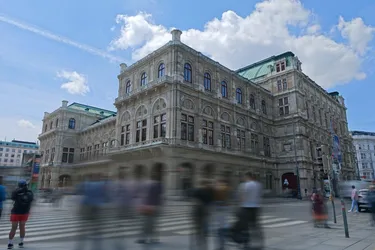 Bei Kärntner Straße &amp; Oper | Ecklokal mit 3m hohen Auslagen | inkl. Keller samt Lastenaufzug