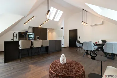 Luxus-Dachgeschoss 133,81 m² mit Terrasse, Designer-Inselküche &amp; Spa-Bad – Weinbergblick + Poolnutzung - Voll möbliert