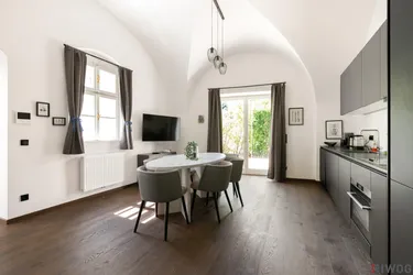 115,42 m² Design-Altbau mit Gewölben &amp; Eigengarten-Terrasse sowie Poolnutzung – elegante Wohnküche, XL-Regendusche