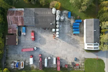Betriebsobjekt mit großzügigen Freiflächen, Kaltlagerhallen und Büros