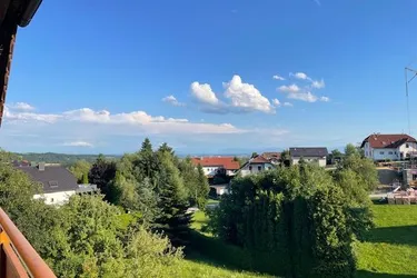 Preiswerte, saniert Landhauswohnung mit 2 Balkone 