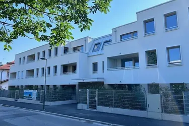 Moderne Zwei-Zimmer-Wohnung mit kleinem Garten