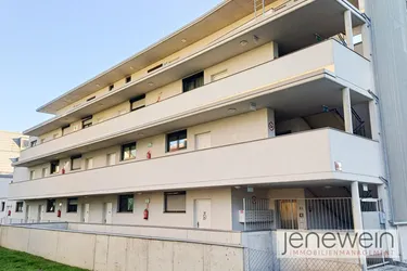 ERDGESCHOSS - GROSSE ZWEIZIMMERWOHNUNG MIT TERRASSE - TIEFGARAGE