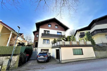 Expose Stadthaus mit 3 Wohneinheiten, 2 Garagen, Terrasse und Garten!