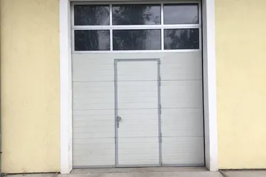 Halle mit 145m² und Büro mit 32m²