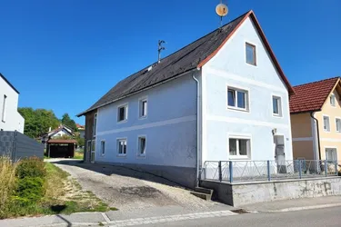 Sanierungsbedürftiges Wohnhaus mit schönem Garten