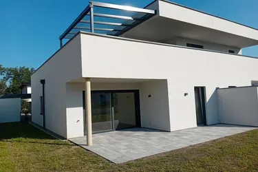 Hochwertig ausgestattete Neubau-Gartenwohnung mit Carport