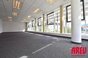FLEXIBLES BÜRO MIT GARAGENPLÄTZEN UND BESTER ERREICHBARKEIT - EG