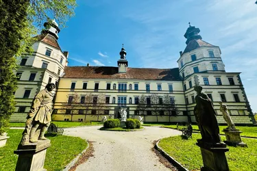 Prunkvolles Schloß mit Park und Schloßteich