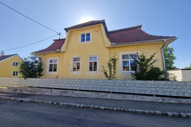 SANIERUNGSBEDÜRFTIGES, CHARMANTES LANDHAUS MIT TRAUMHAFTEM GARTEN IN ALLERBESTER, RUHIGER WOHN-, RUHE- UND ZENTRUMSLAGE VON MAISSAU