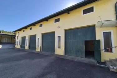 HALLE MIT 4 GARAGENBOXEN