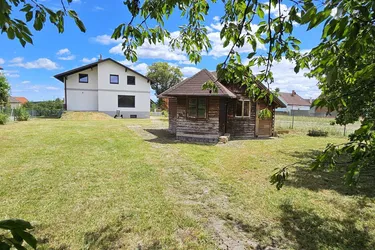 Zweifamilienhaus mit weitläufigem Garten