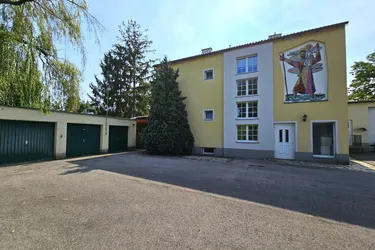 Wohnhaus mit über 4.200m² großem Grundstück, Halle und Garagen