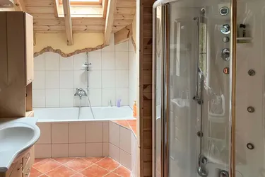 Fuschlsee: Einfamilienhaus mit Outdoor-Spa in Naturidylle